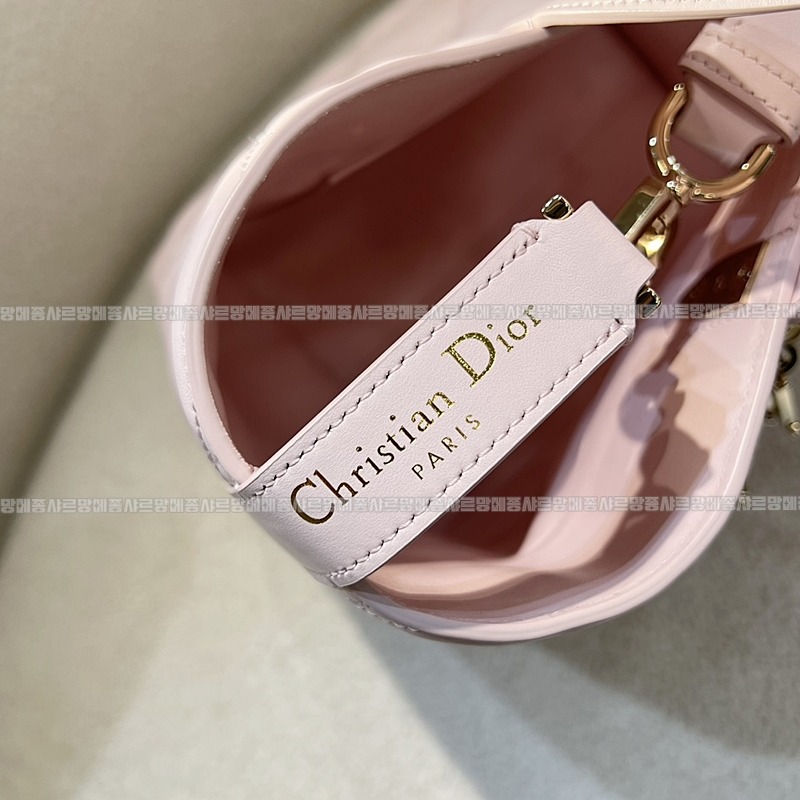 디올뚜주흐미디움버티컬토트백  20260407-143035-006루.jpg