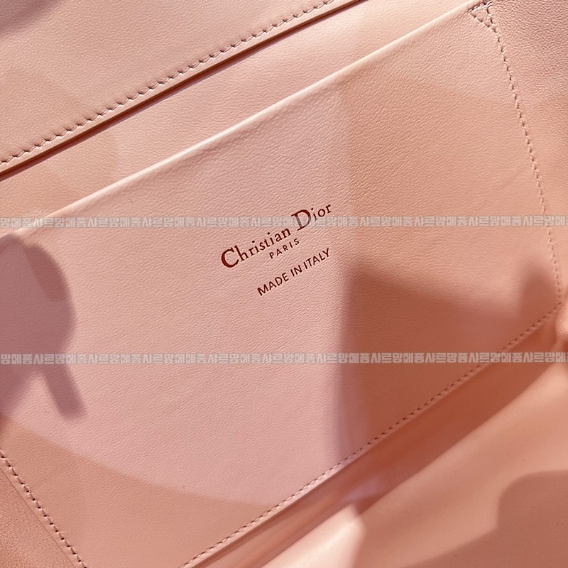 디올뚜주흐미디움버티컬토트백  20260407-143036-008루.jpg