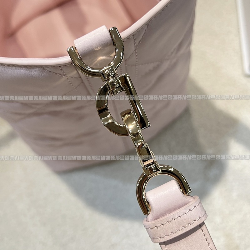 디올뚜주흐미디움버티컬토트백  20260407-143035-007루.jpg