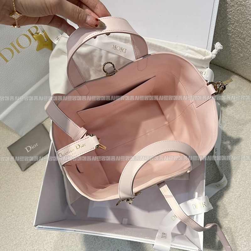 디올뚜주흐미디움버티컬토트백  20260407-143036-009루.jpg