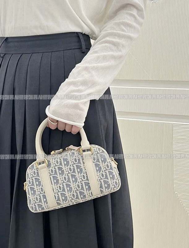 디올디바이브이스트웨스트나노백  20260407-144341-015루.jpg