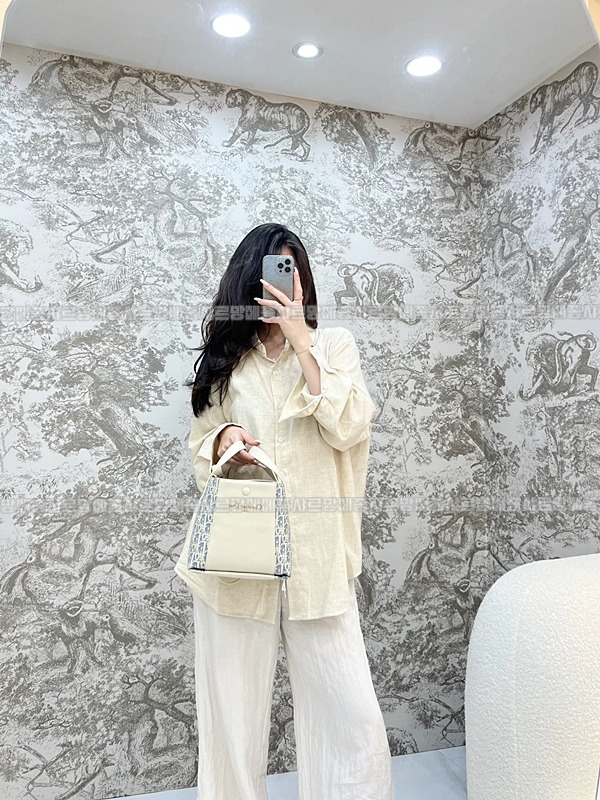 디올시그니처스몰버킷백  20260407-154645-015루.jpg