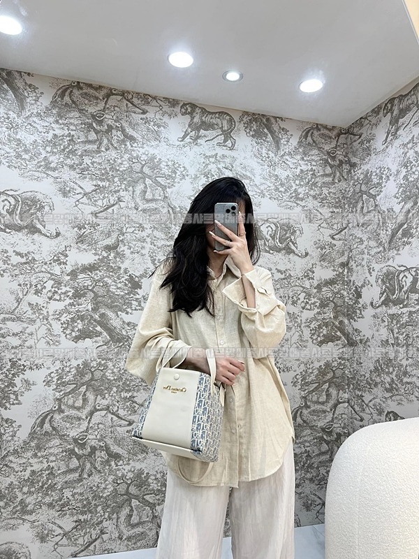 디올시그니처스몰버킷백  20260407-154645-014루.jpg