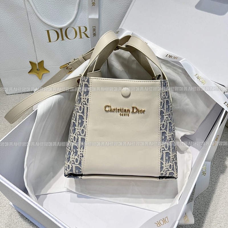 디올시그니처스몰버킷백  20260407-154643-001루.jpg