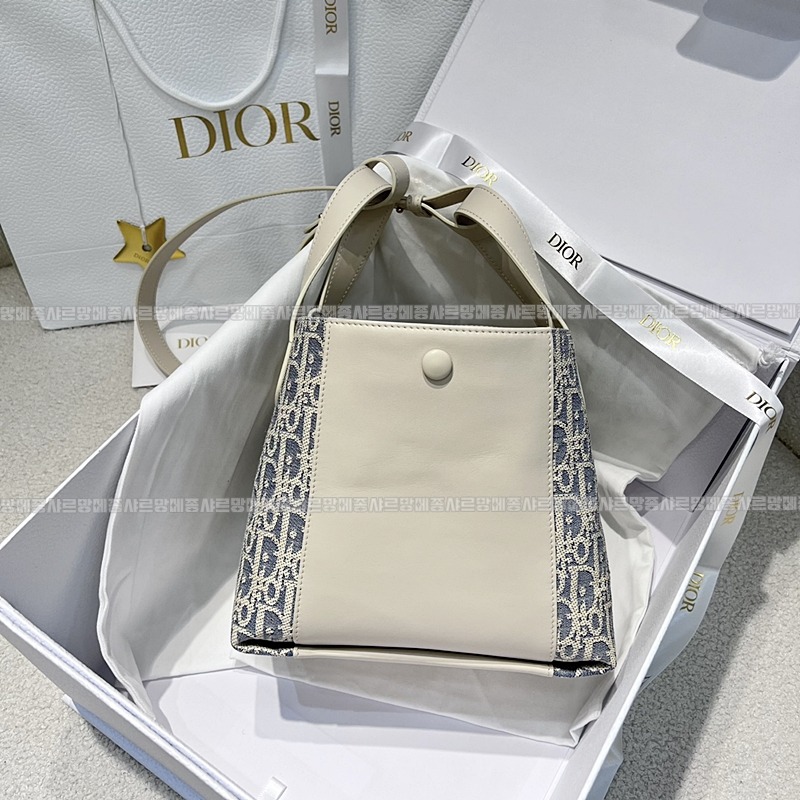 디올시그니처스몰버킷백  20260407-154643-002루.jpg