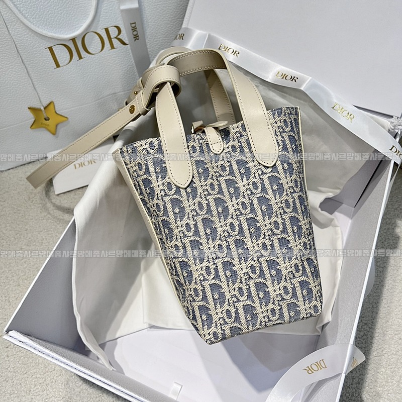 디올시그니처스몰버킷백  20260407-154644-003루.jpg