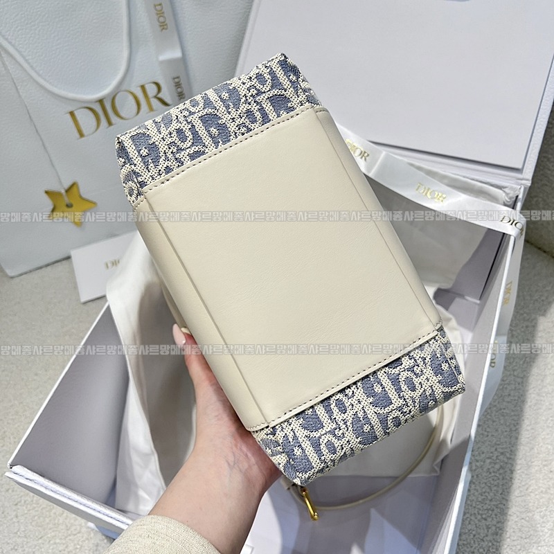 디올시그니처스몰버킷백  20260407-154644-004루.jpg