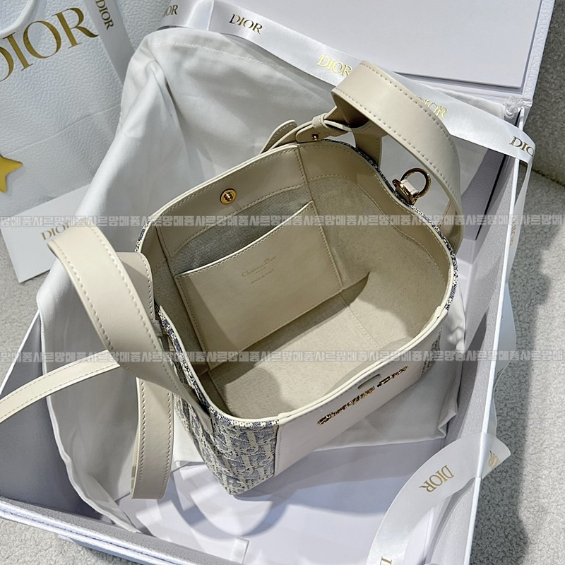 디올시그니처스몰버킷백  20260407-154644-006루.jpg