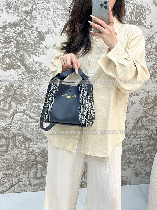 디올시그니처스몰버킷백  20260407-155014-012루.jpg