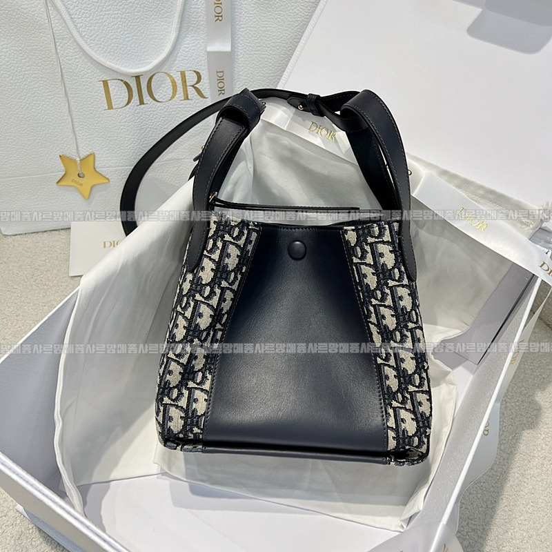 디올시그니처스몰버킷백  20260407-155013-002루.jpg