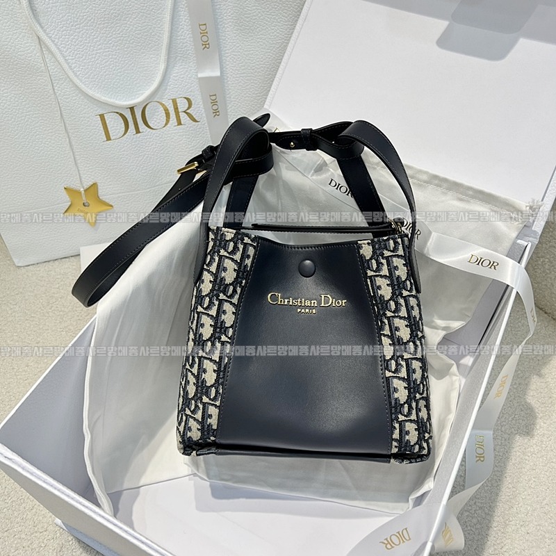 디올시그니처스몰버킷백  20260407-155013-001루.jpg