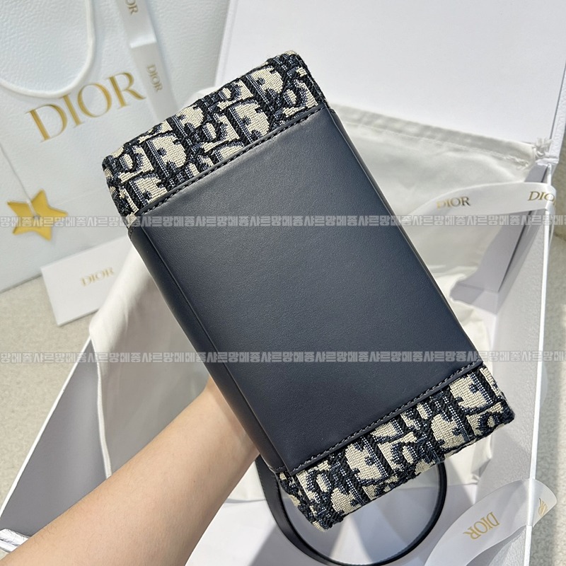 디올시그니처스몰버킷백  20260407-155013-004루.jpg