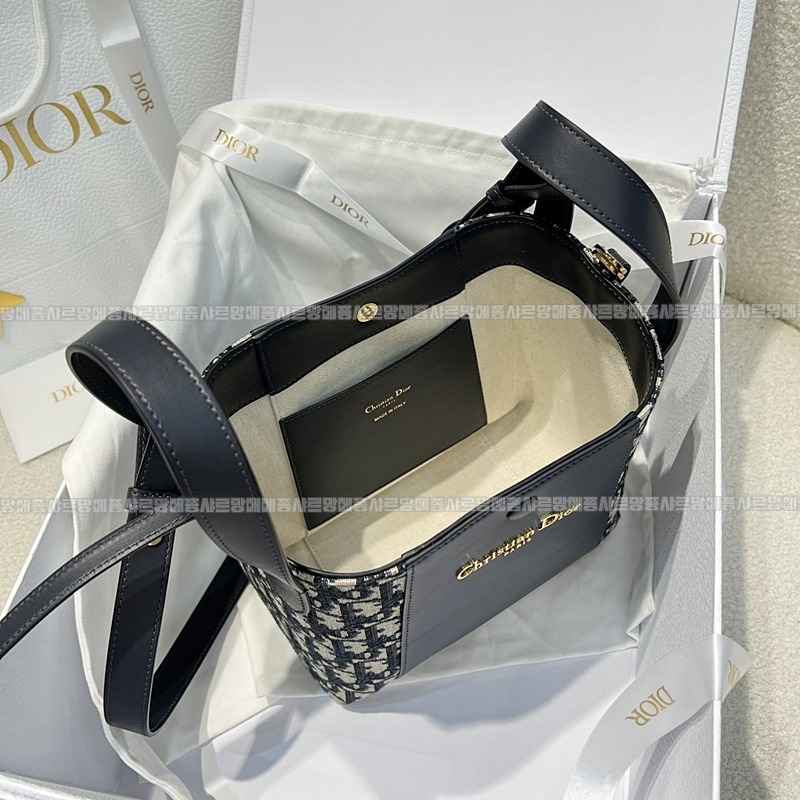 디올시그니처스몰버킷백  20260407-155014-008루.jpg