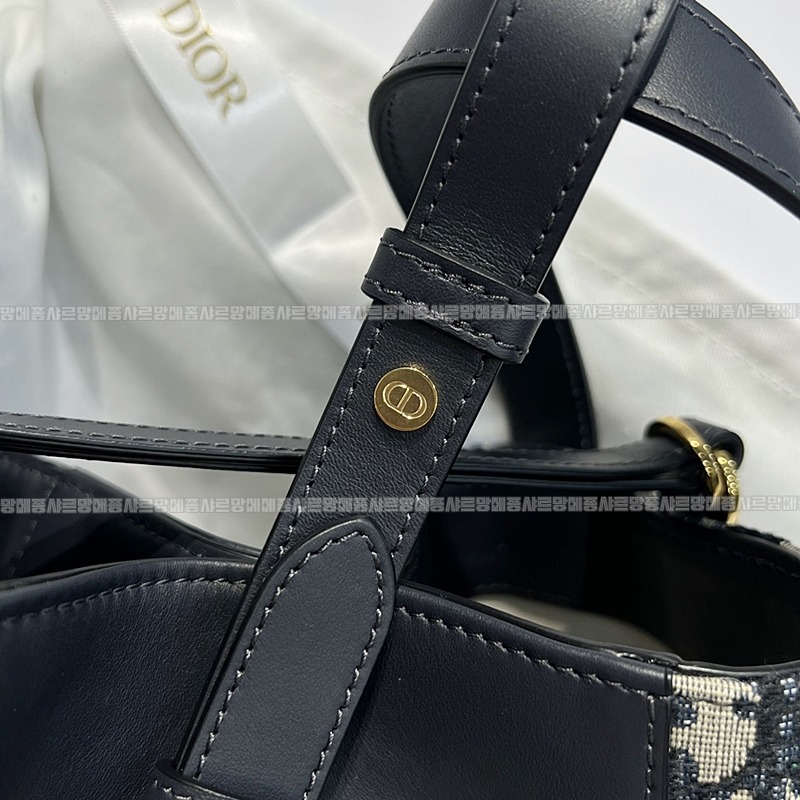 디올시그니처스몰버킷백  20260407-155014-010루.jpg