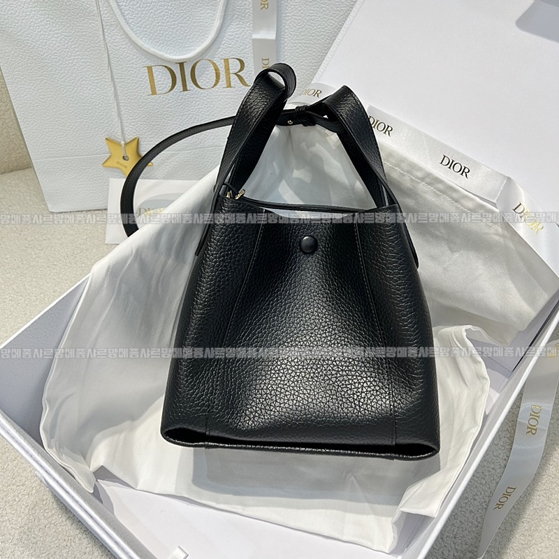 디올시그니처스몰버킷백  20260407-155222-002루.jpg