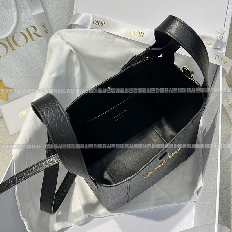 디올시그니처스몰버킷백  20260407-155223-007루.jpg