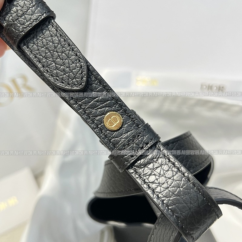 디올시그니처스몰버킷백  20260407-155223-010루.jpg