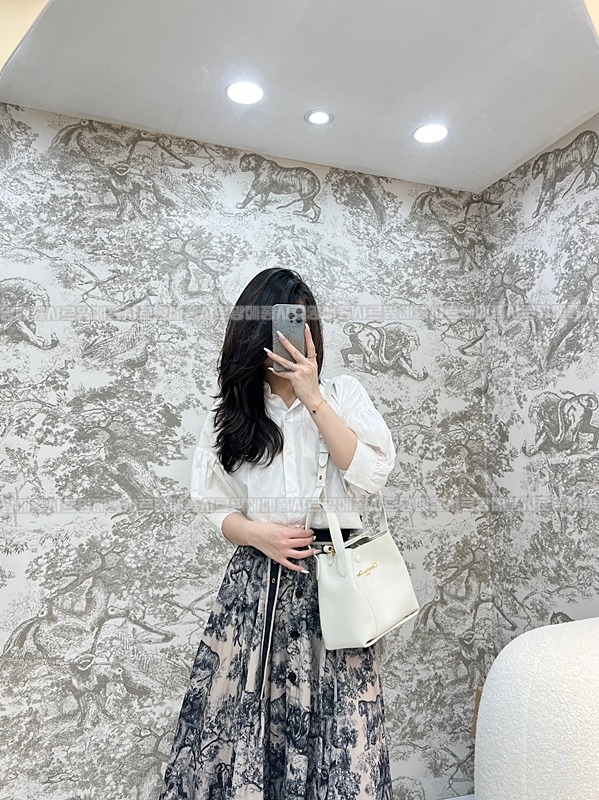 디올시그니처스몰버킷백  20260407-155527-018루.jpg
