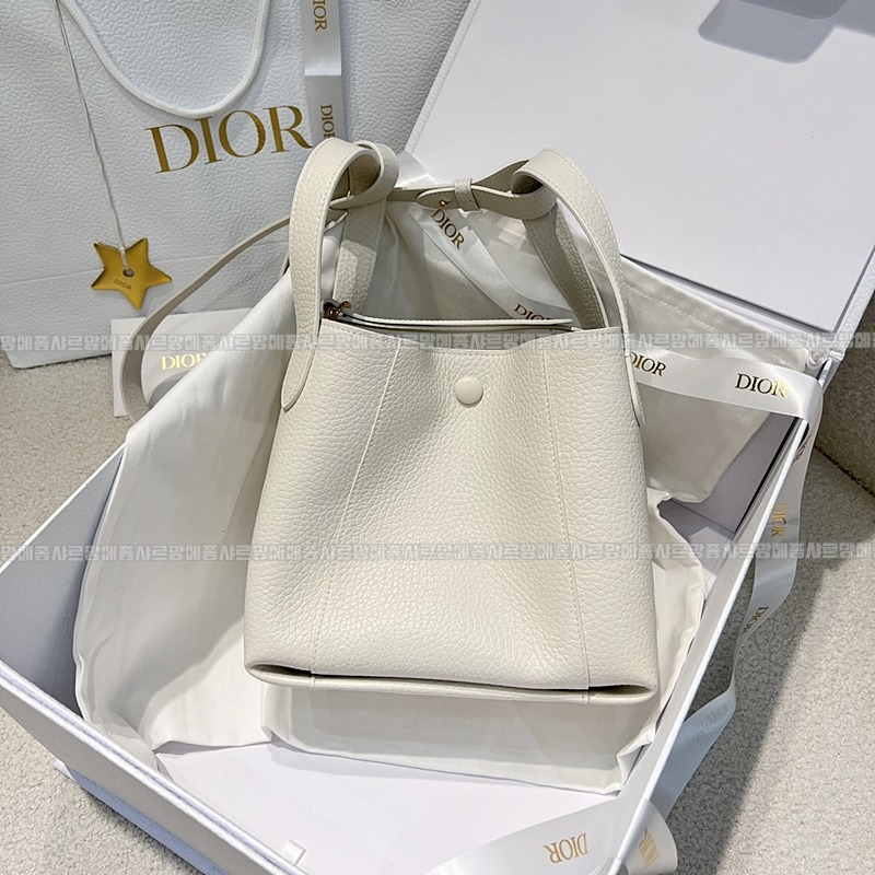 디올시그니처스몰버킷백  20260407-155524-002루.jpg