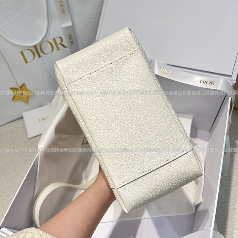 디올시그니처스몰버킷백  20260407-155525-004루.jpg