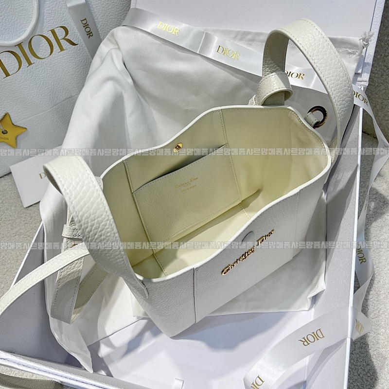 디올시그니처스몰버킷백  20260407-155525-007루.jpg