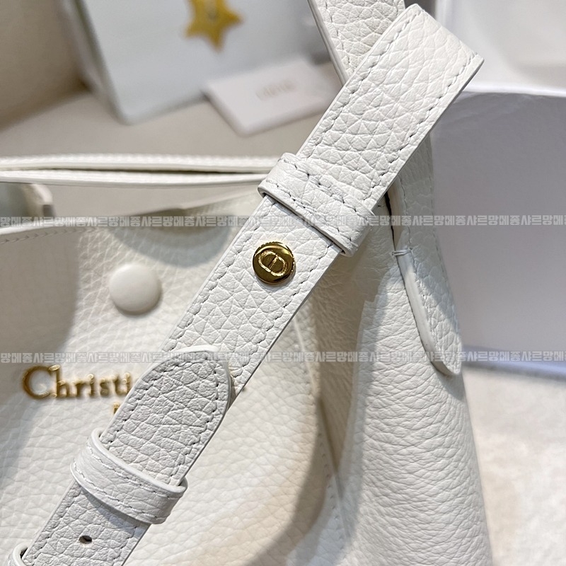 디올시그니처스몰버킷백  20260407-155526-010루.jpg