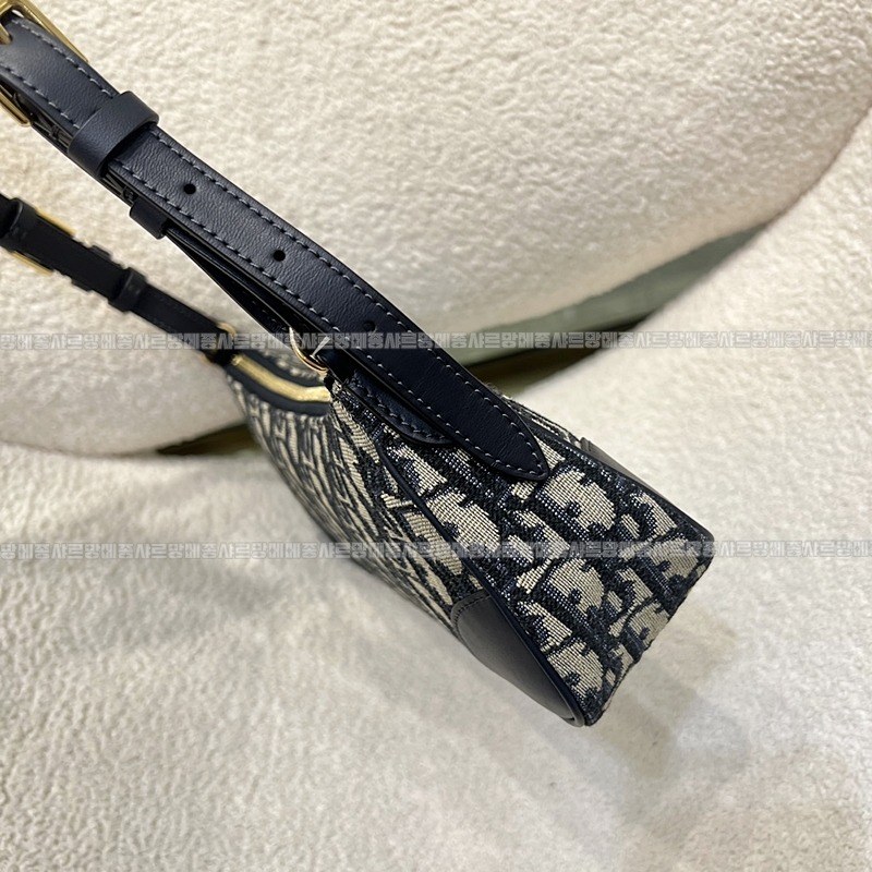 디올30몽테인윈더러스트미니백 20260407-164710-003루.jpg