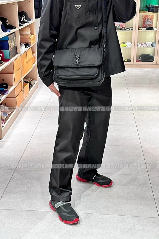 생로랑에코닐니키메신저백  20260411-114123-027루.jpg