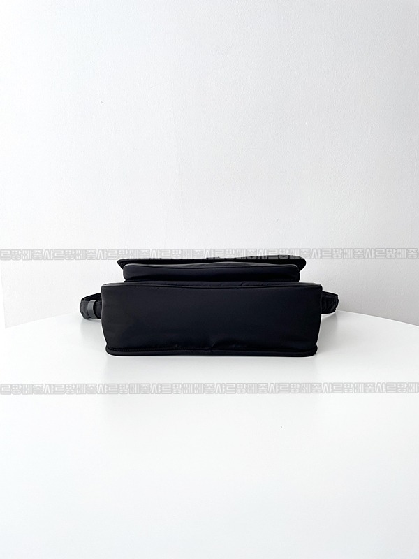 생로랑에코닐니키메신저백  20260411-114120-005루.jpg