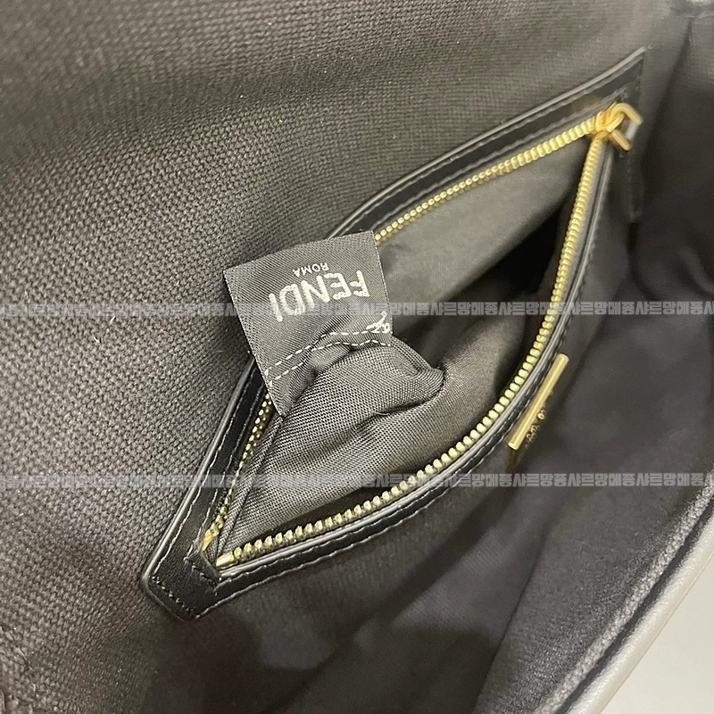 펜디피바게트NM주카자수캔버스미디움숄더백  20260505 162449 032.jpg