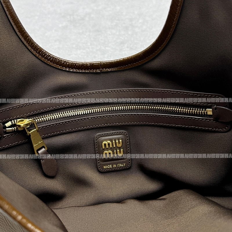 미우미우아이비나플락페이턴트가죽백라지  20260519 160718 018.jpg