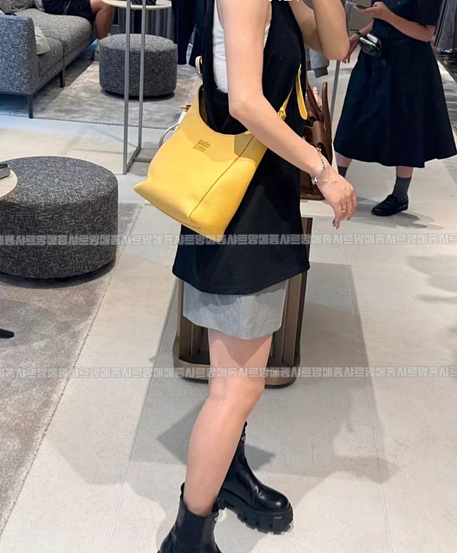 미우미우가죽버킷백  20260521 144333 020.jpg