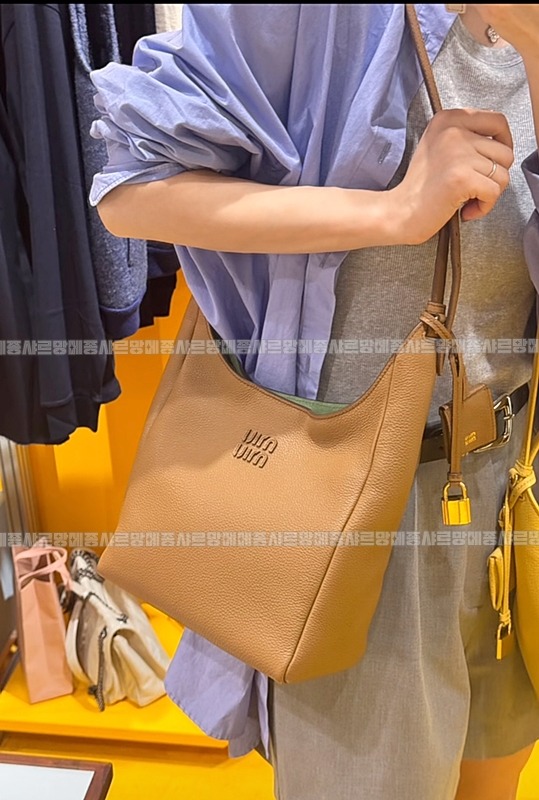 미우미우가죽버킷백  20260521 145037 034.jpg