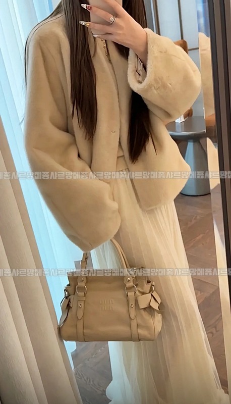 미우미우글로시가죽핸드백  20260523 104539 002.jpg