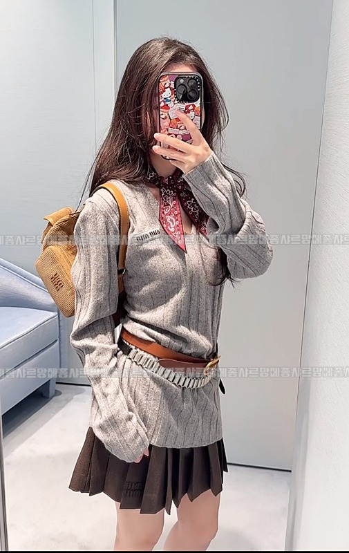 미우미우코듀로이포켓숄더백  20260523 142809 012.jpg