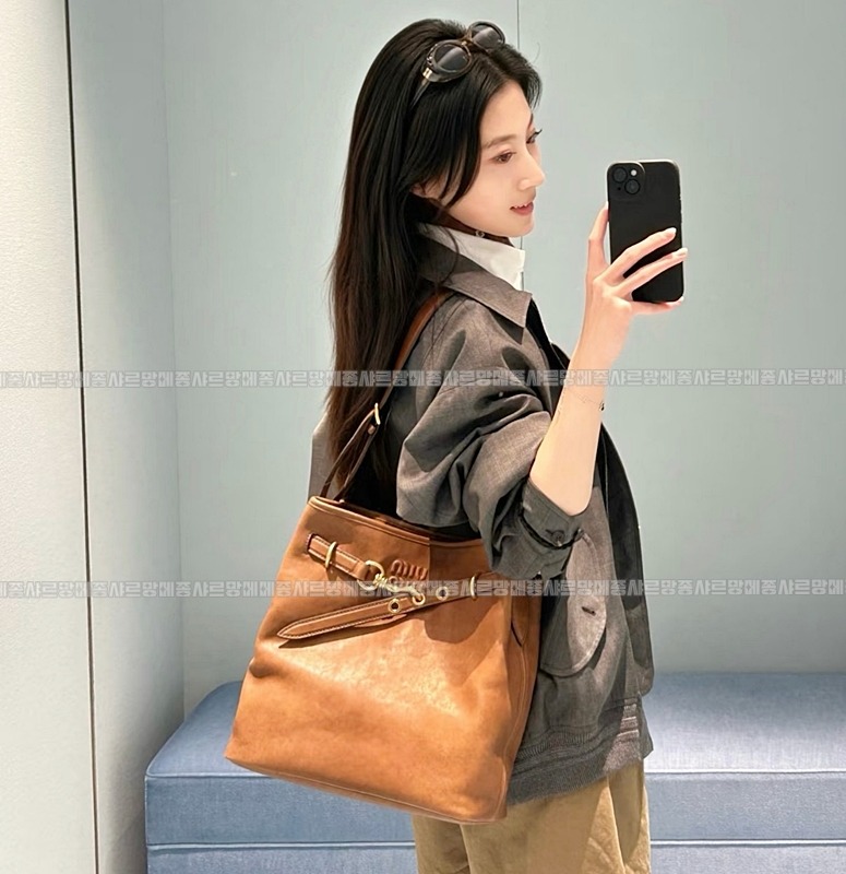 미우미우아방뛰르나파가죽버킷백  20260528 134800 021.jpg