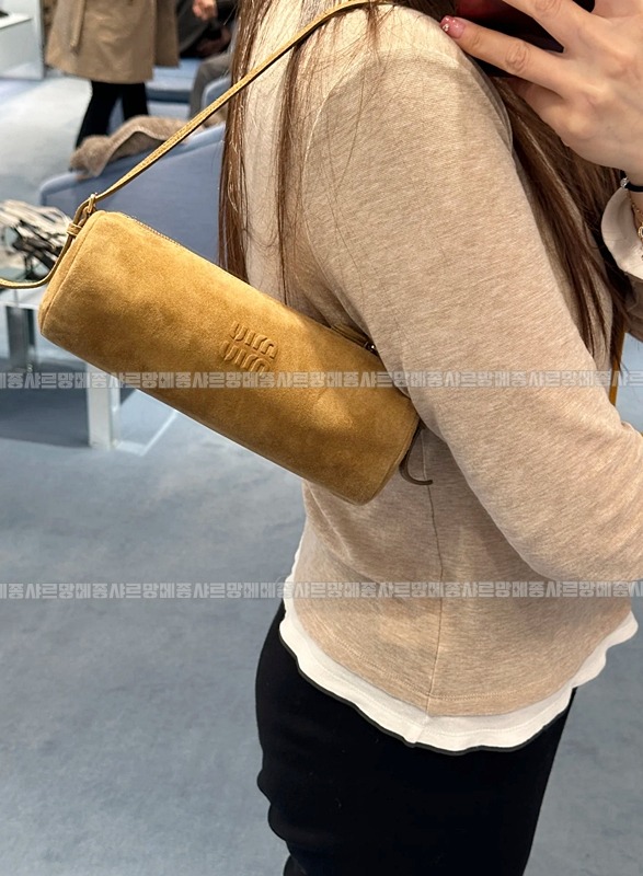미우미우스웨이드파우치  20260528 145701 045.jpg