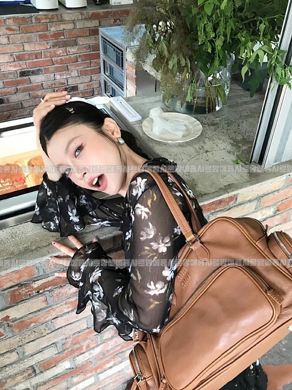 미우미우나파가죽포켓백20260529 103644 011.jpg