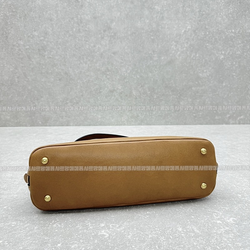 미우미우아방뛰르나파가죽백  20260530 105505 004.jpg