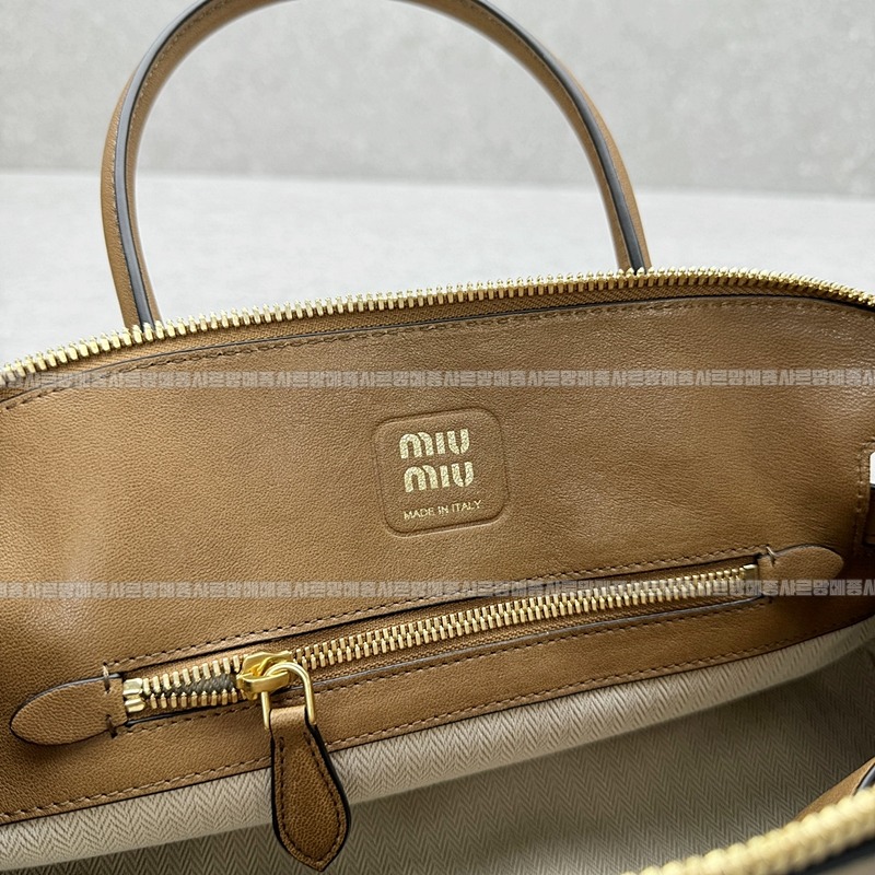 미우미우아방뛰르나파가죽백  20260530 105505 009.jpg