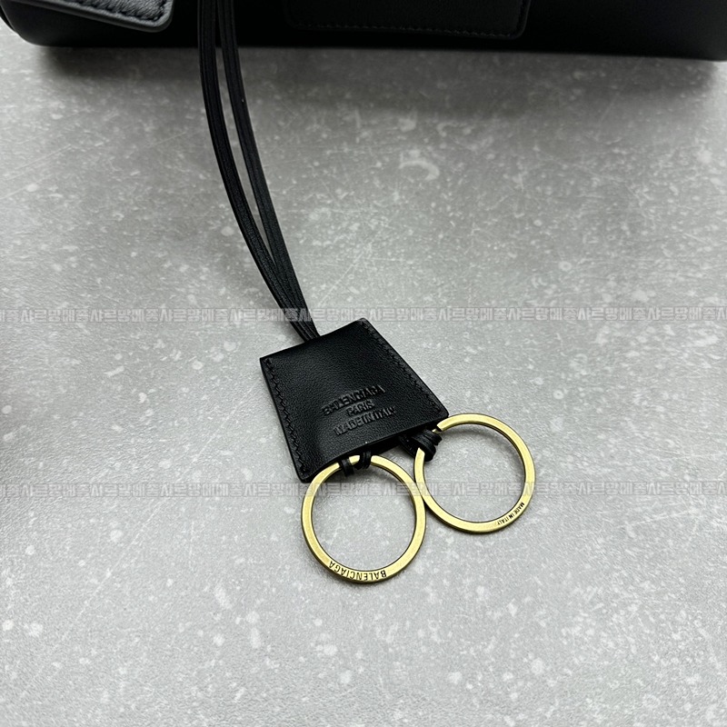 발렌시아가벨에어캐리올백미디움  20260604 105407 008.jpg
