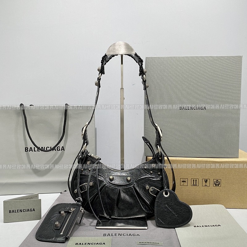 발렌시아가르카골숄더백 20260604 160759 001.jpg