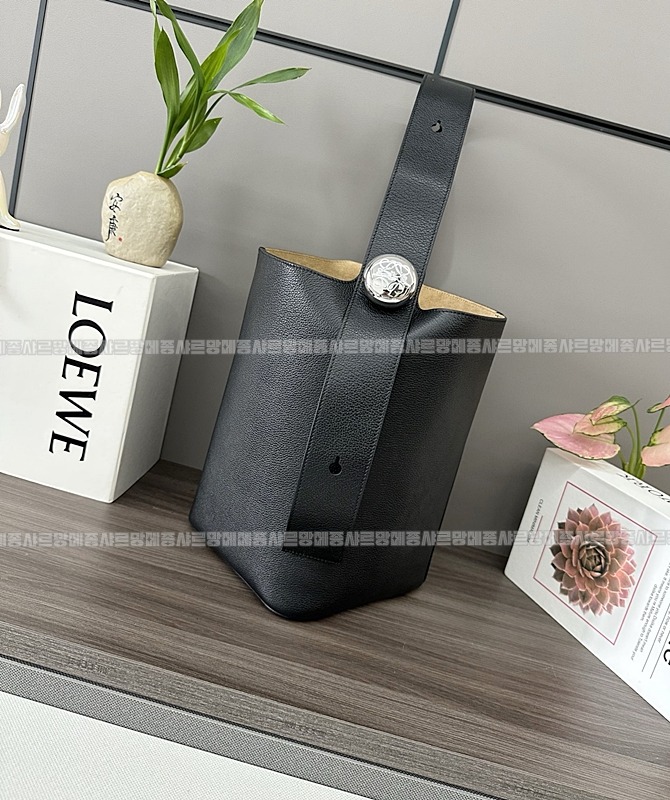 로에베페블버킷백 20260624 135022 010.jpg