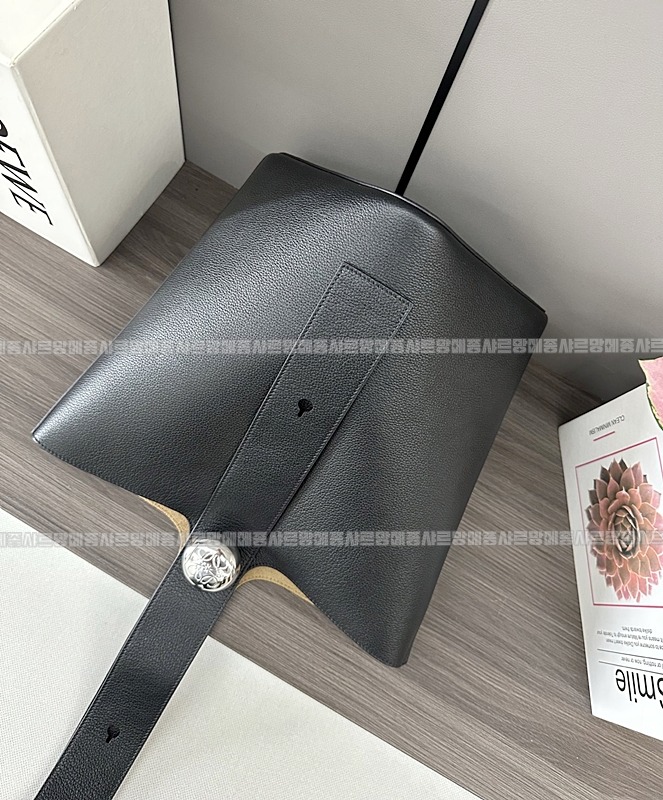 로에베페블버킷백 20260624 135022 014.jpg