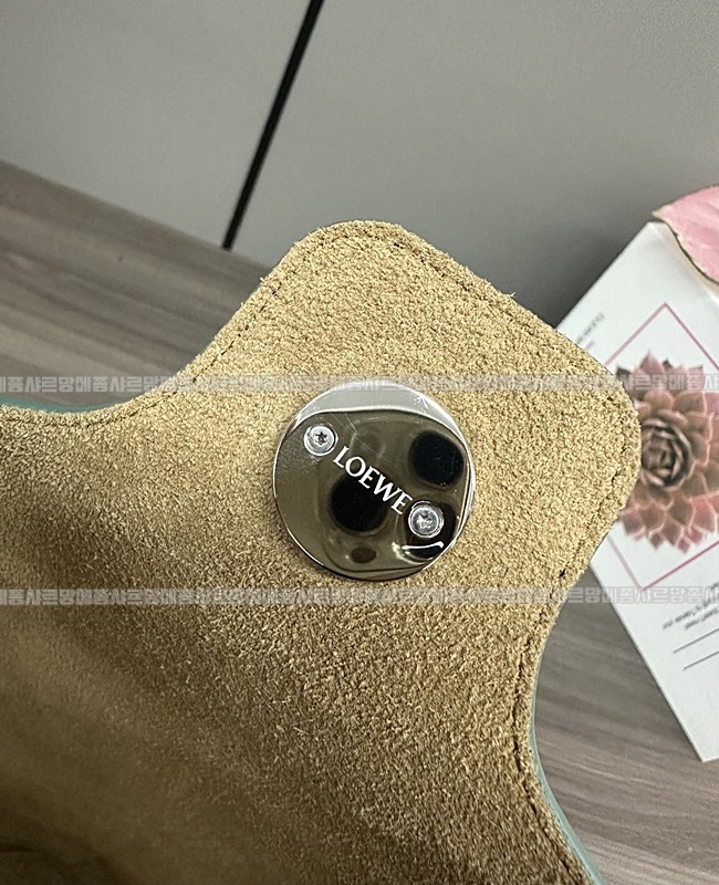 로에베페블버킷백미디움  20260624 155342 007.jpg