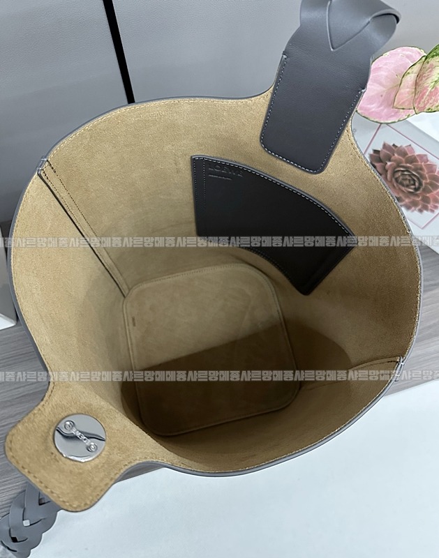 로에베 페블 버킷 백 미디움  20260625 161309 009.jpg