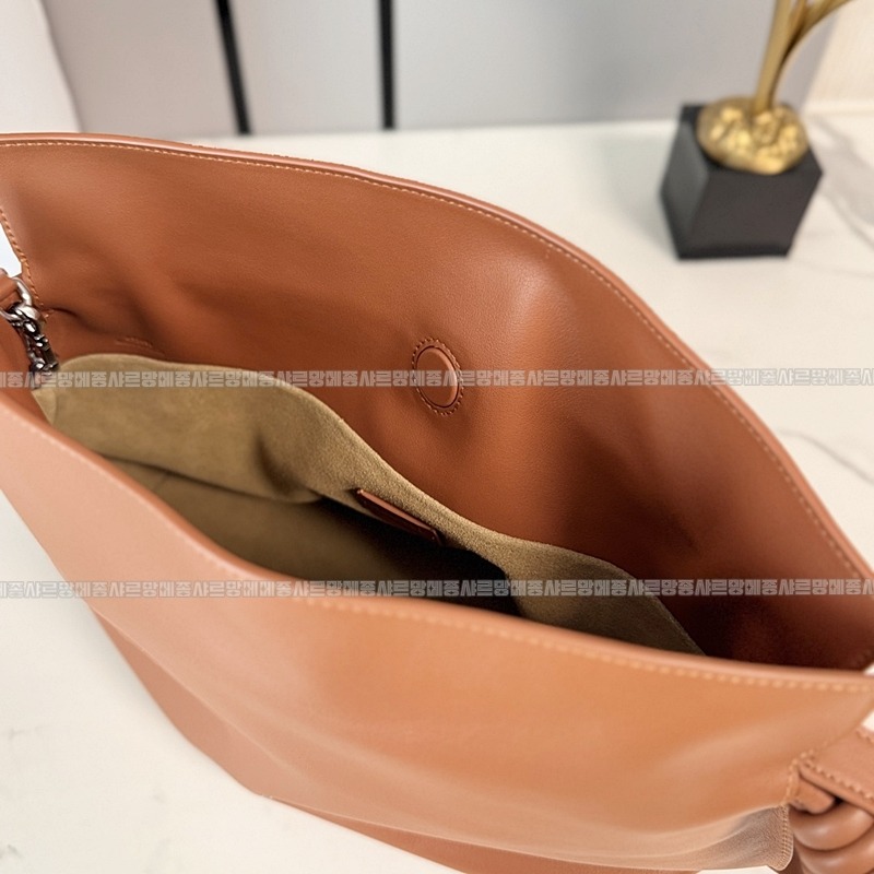 로에베플라멩코클러치  20260706 140534 009.jpg
