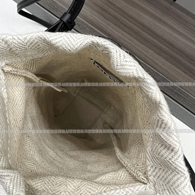 로에베아나그램컷아웃포켓  20260707 145238 009.jpg