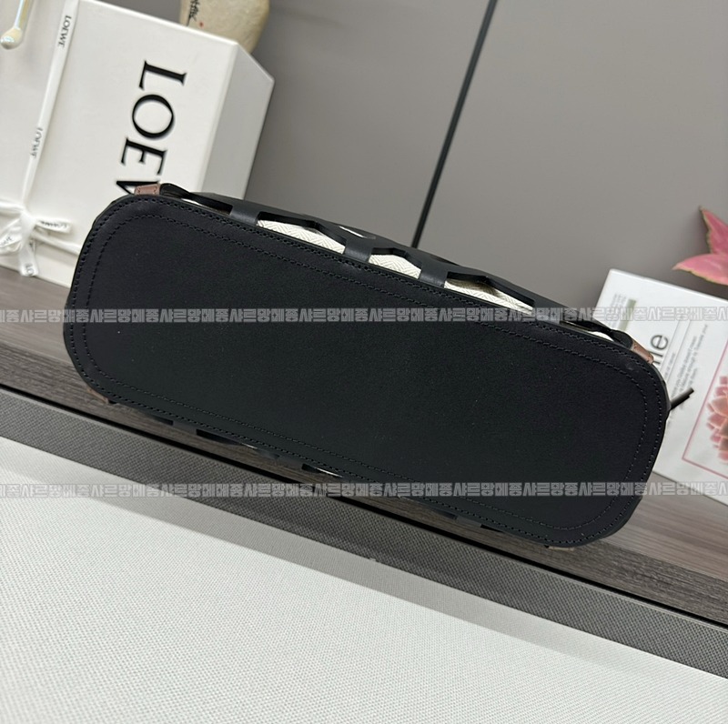 로에베아나그램컷아웃토트백  20260707 150717 005.jpg