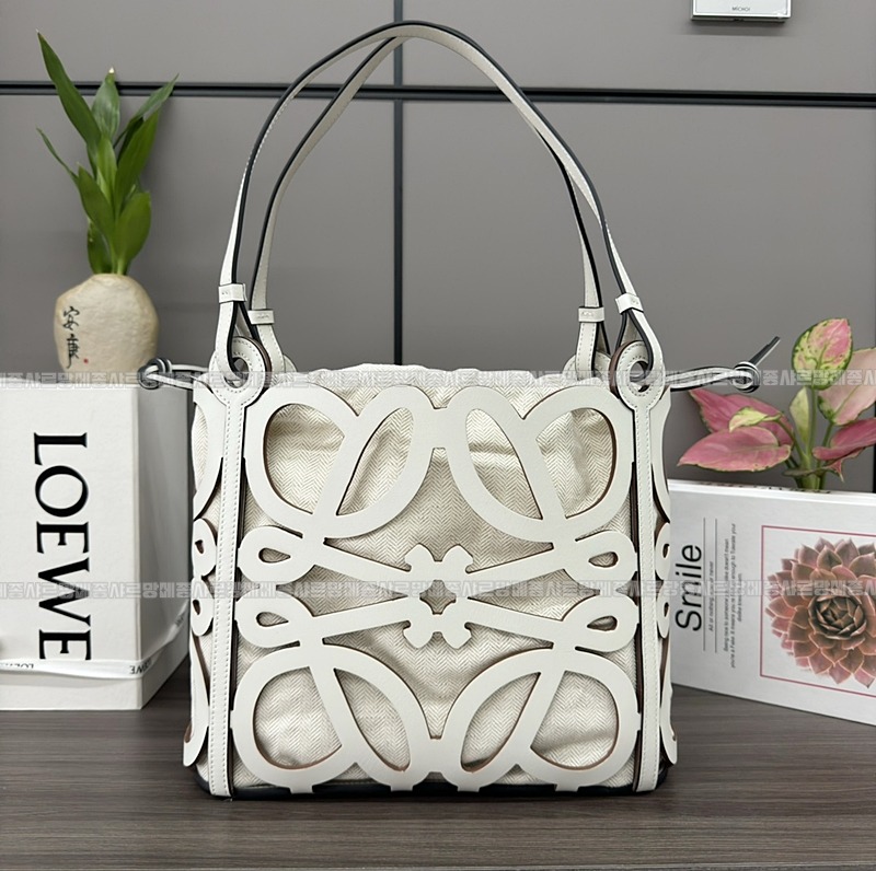 로에베아나그램컷아웃토트백  20260707 150720 022.jpg